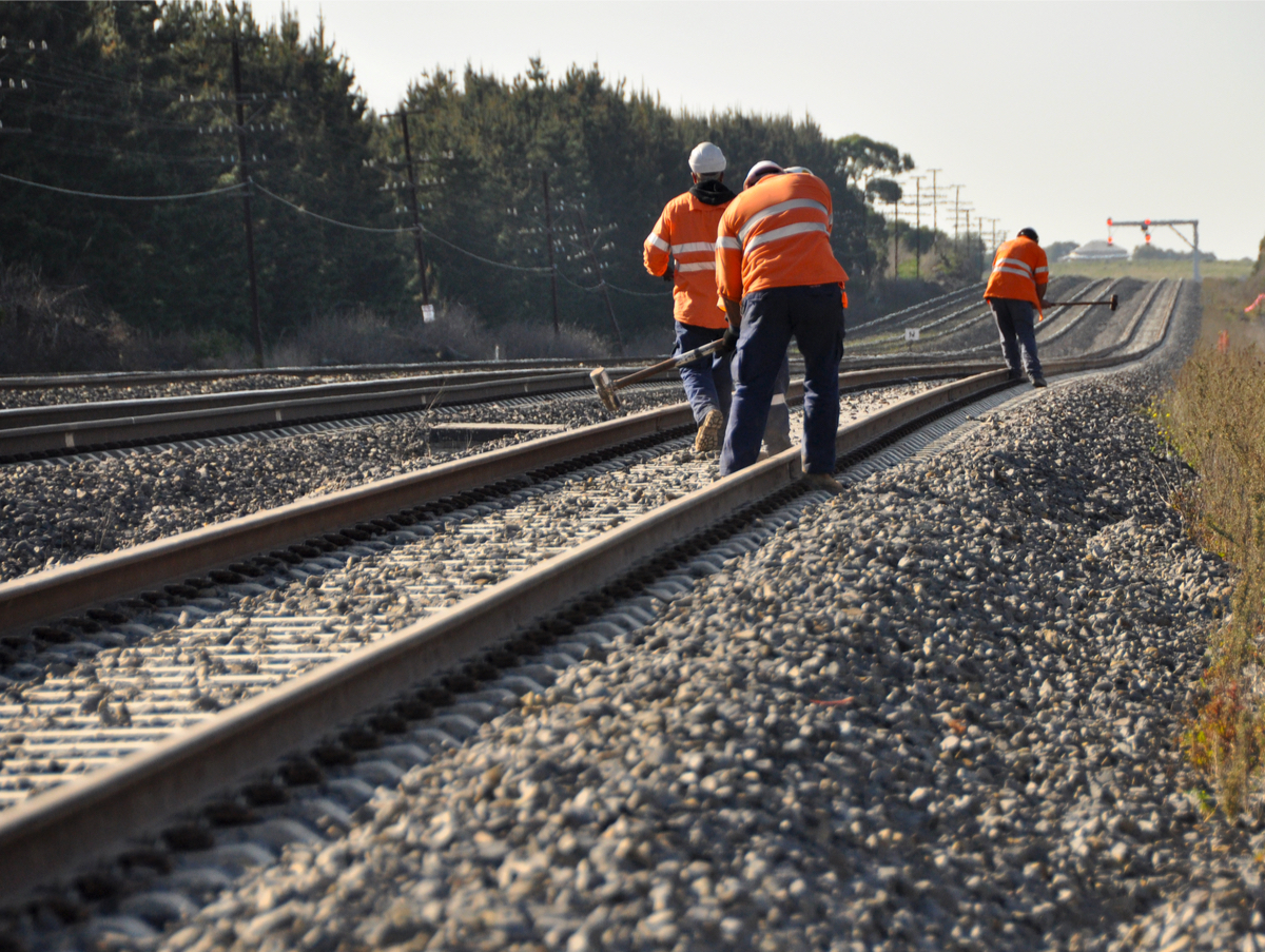 Разработка «Росэлектроники» предупредит об опасности ремонтников на железной дороге