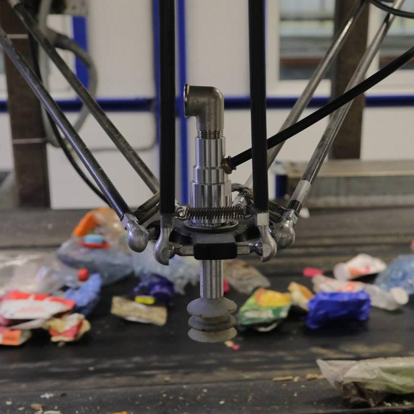 На предприятии Ростеха по переработке отходов стартовало соревнование роботов-сортировщиков