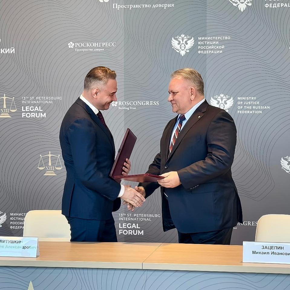 Янтарный комбинат Ростеха передаст Минюсту РФ эталонные образцы балтийского янтаря