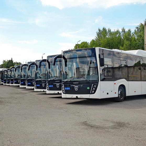 КАМАЗ передал в Новосибирск партию автобусов